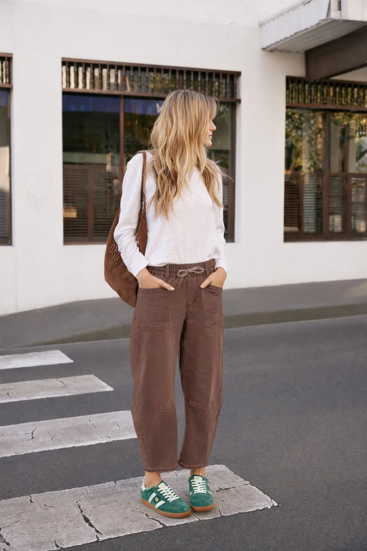 Leo Barrel Jeans- Chocolate